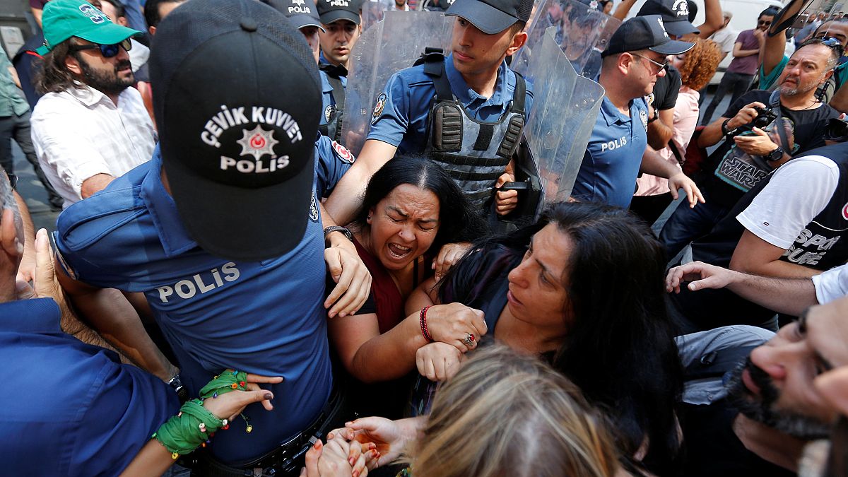 Feloszlatták a török anyák tüntetését