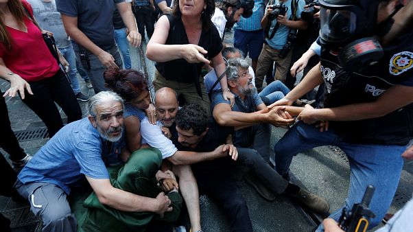 غاز مسيل للدموع واعتقالات في الأسبوع الـ 700 لأمهات السبت في تركيا غاز مسيل للدموع واعتقالات في الأسبوع الـ 700 لأمهات السبت في تركيا