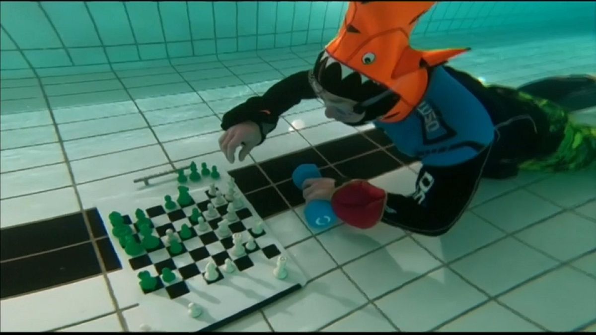 شاهد: بطولة العالم في الشطرنج ولكن تحت الماء