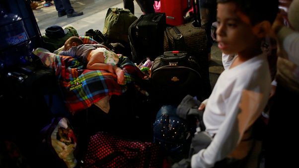 Incertidumbre para miles de venezolanos en las fronteras vecinas Incertidumbre para miles de venezolanos en las fronteras vecinas