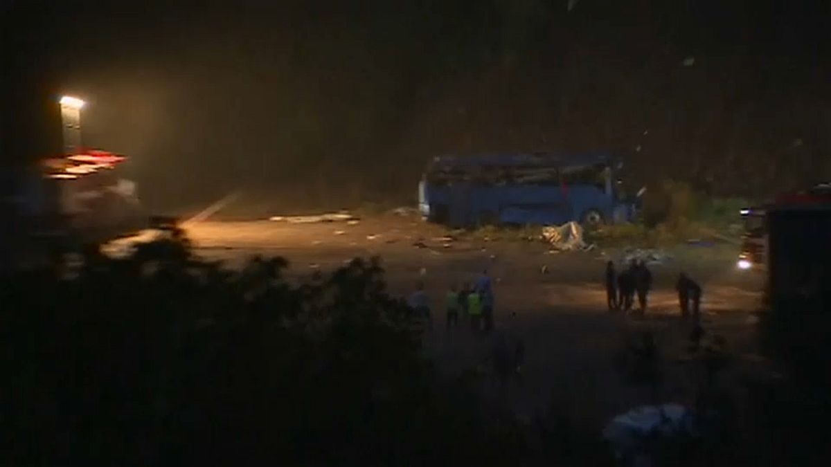 Bus stürzt 20 Meter in Schlucht: 16 Tote