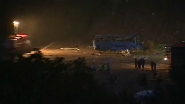 Bus stürzt 20 Meter in Schlucht: 16 Tote Bus stürzt 20 Meter in Schlucht: 16 Tote