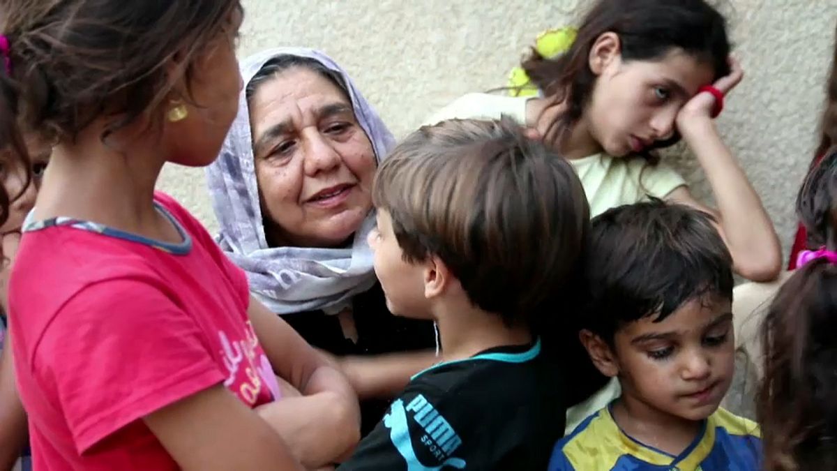 Iraquiana toma conta de 22 netos órfãos