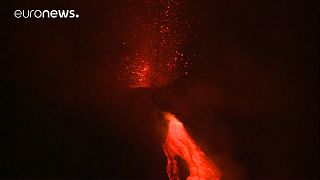 Video: Vulkan Ätna auf Sizilien erwacht, speit Lava und spuckt Feuer