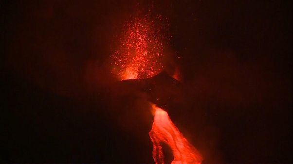Etna, il video dell'attività stromboliana dal nuovo cratere di sud-est Etna, il video dell'attività stromboliana dal nuovo cratere di sud-est
