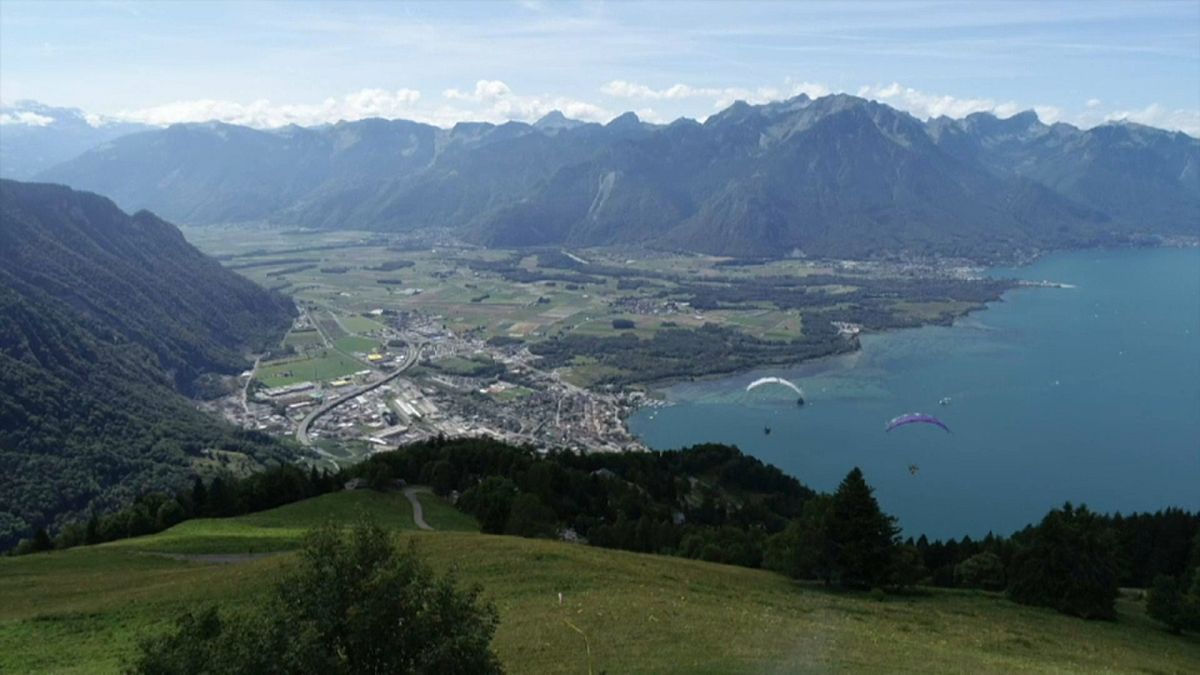 Compétition de parapente en Suisse avec la finale de l'Acro World Tour