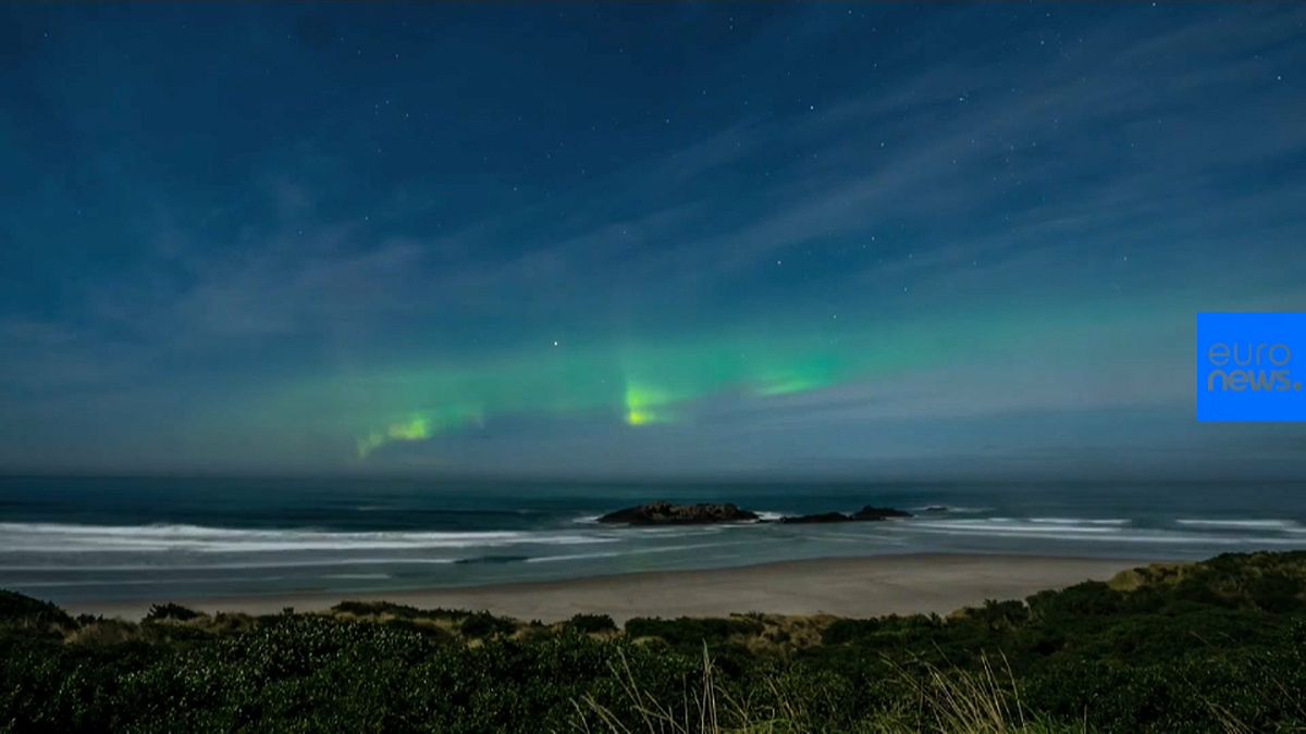 Aurora austral bajo la luna llena en Nueva Zelanda 