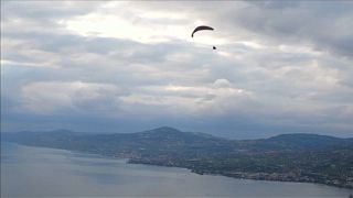 Gleitschirmakrobatik überm Genfer See