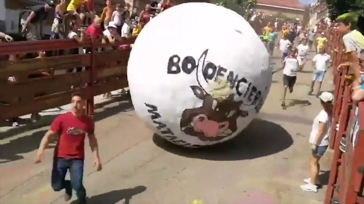 كرة هائلة تسحق شخصا خلال احتفال الركض مع الطابات في مدريد
