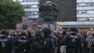 Migranti: la battaglia fra neonazi e antifascisti a Chemnitz