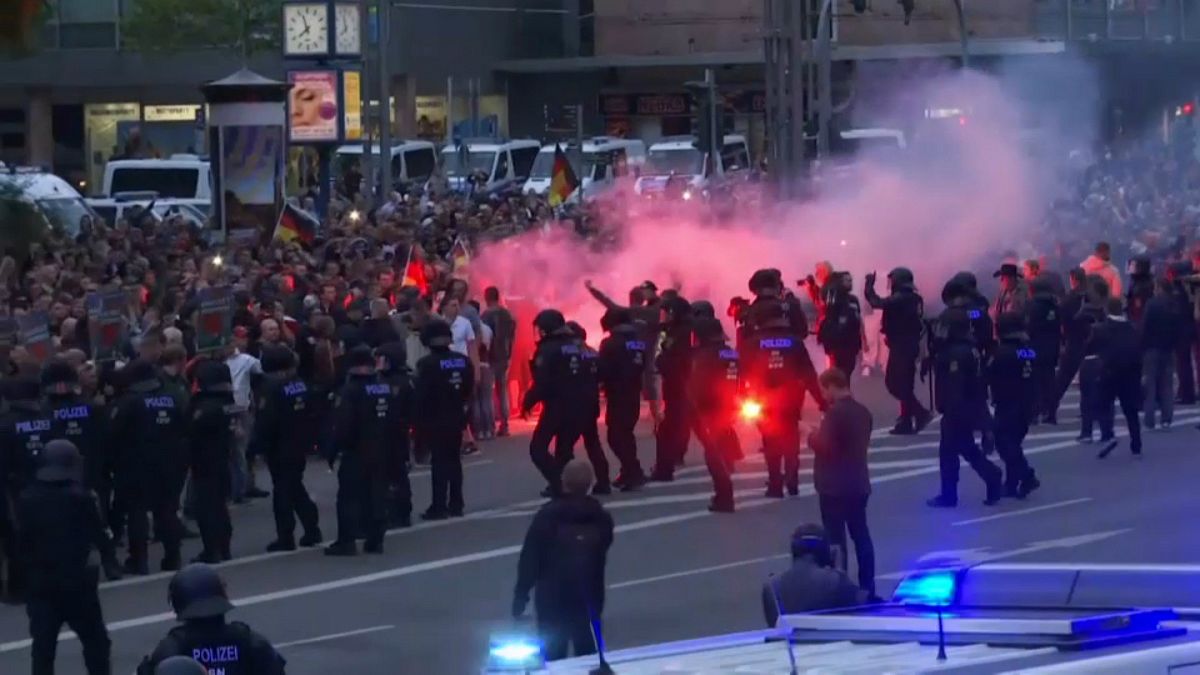 درگیری هواداران راست افراطی با معترضان چپگرا در آلمان