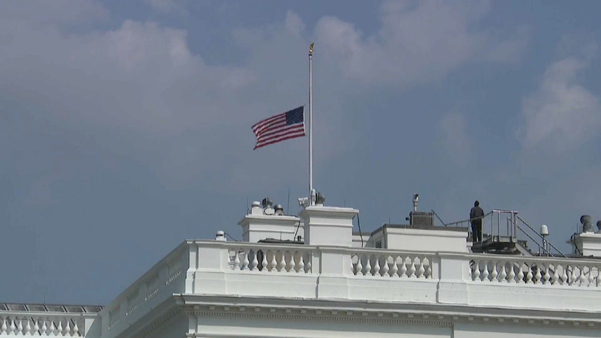 ترامب ينصاع للضغوطات ويأمر بتنكيس الأعلام حداداً على وفاة ماكين