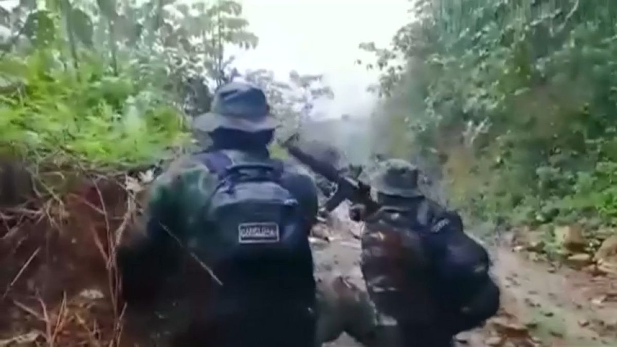 شاهد: الشرطة البوليفية تقع في كمين خلال عملية لمكافحة زراعة المخدرات