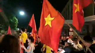 فرحة هستيرية تجتاح شوارع هانوي بعد صعود فيتنام إلى نصف نهائي دورة الألعاب الآسيوية