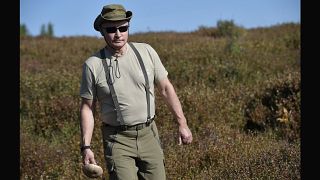 Un aventurero Vladímir Putin recorre las montañas siberiana