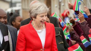 Theresa May joue les VRP en Afrique