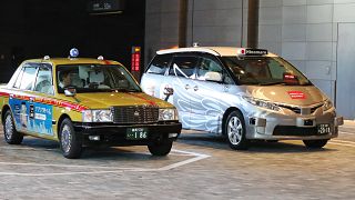 Egy hagyományos és egy önvezető taxi Tokióban