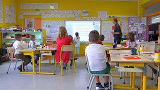 Des élèves d'une école primaire écoute leur instituteur en classe