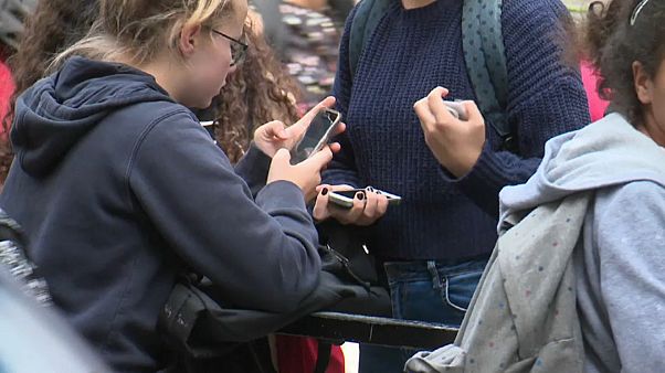 Le téléphone portable banni des cours de récré françaises Le téléphone portable banni des cours de récré françaises