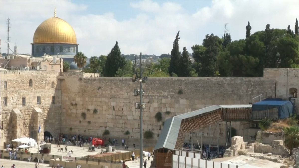 شاهد: عمال النظافة يفرغون "بريد الله" من حائط المبكى في القدس