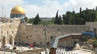 شاهد: عمال النظافة يفرغون "بريد الله" من حائط المبكى في القدس