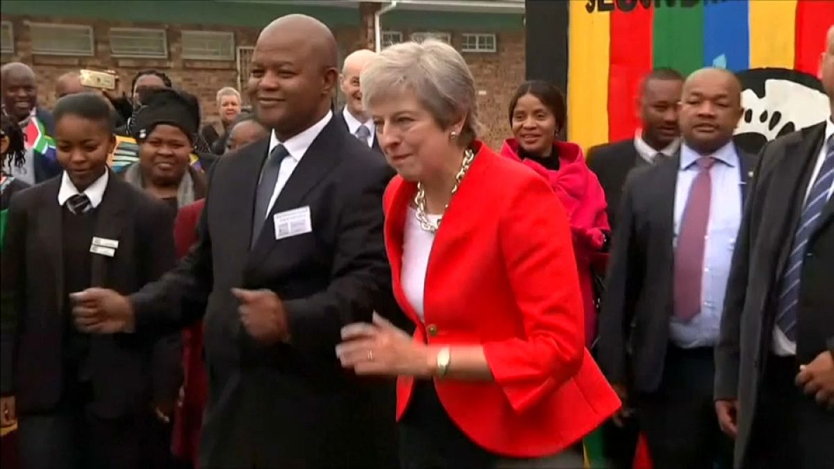 En visite en Afrique du Sud, Theresa May esquisse (tant bien que mal) des pas de danse