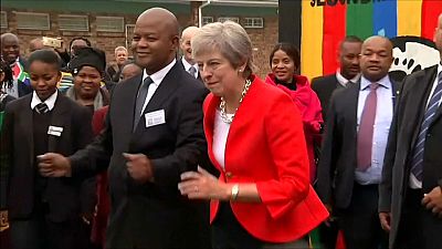 İngiltere Başbakanı May Güney Afrikalı öğrencilerle dans etti