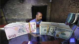 رزم أوراق نقدية تركية وأميركية - المصدر: رويترز