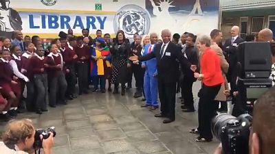 [Vídeo] Theresa May se marca un baile en Sudáfrica