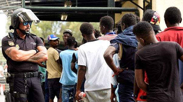 Detidos migrantes que pularam a cerca de Ceuta Detidos migrantes que pularam a cerca de Ceuta