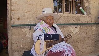 شاهد: سيدة تبلغ من العمر 118 عاما ولاتزال تستمتع بحياتها وتغني وتعزف