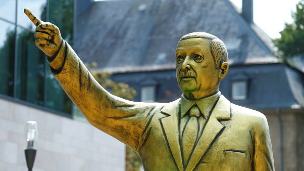 Retiran la estatua dorada de Erdogan que causó controversia en una ciudad alemana Retiran la estatua dorada de Erdogan que causó controversia en una ciudad alemana