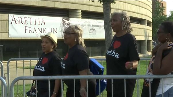 Miles de seguidores empiezan a despedirse de Aretha Franklin Miles de seguidores empiezan a despedirse de Aretha Franklin