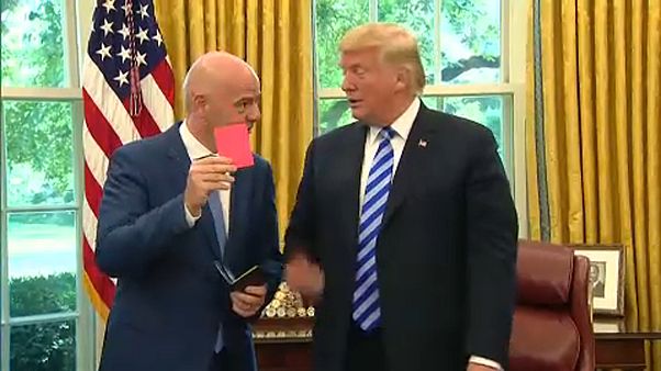 Trump basın mensuplarına kırmızı kart gösterdi Trump basın mensuplarına kırmızı kart gösterdi
