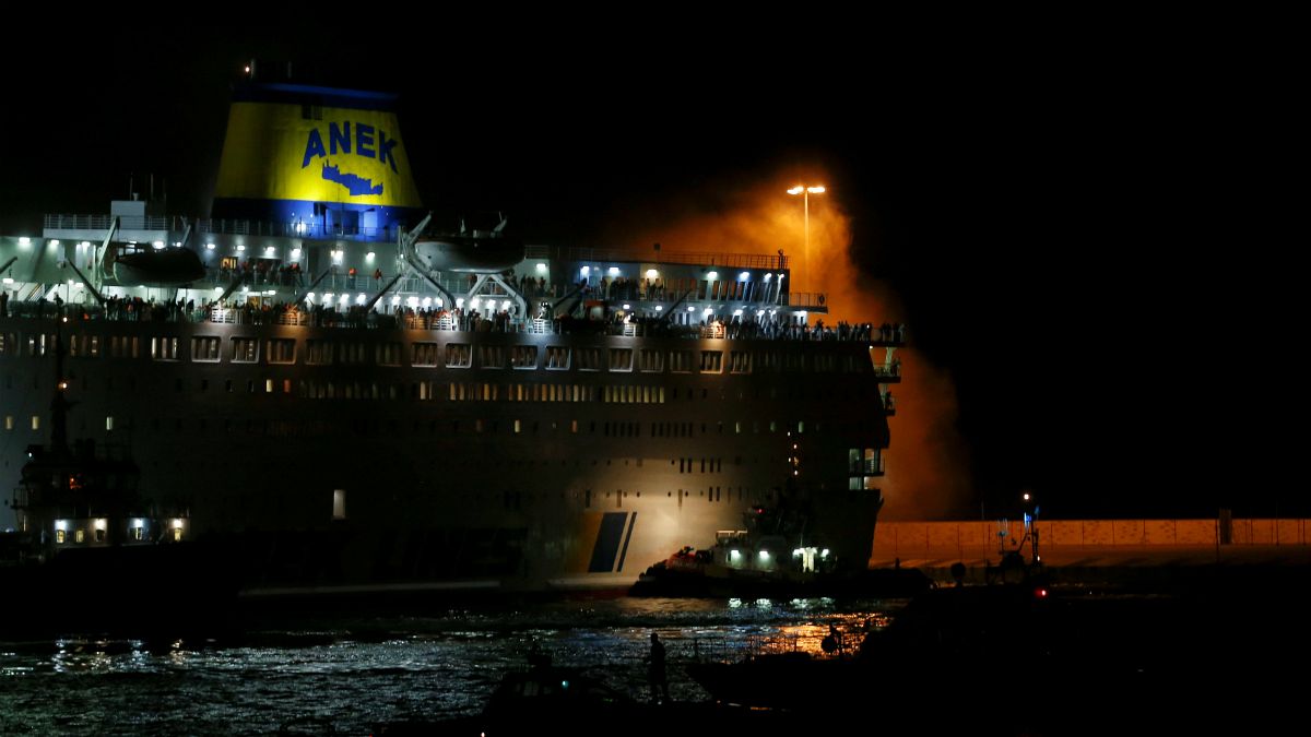 نجات مسافران یک کشتی در یونان پس از حریق