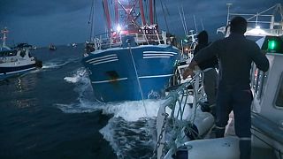 Fransız ve İngiliz balıkçılar teknelerle birbirine girdi