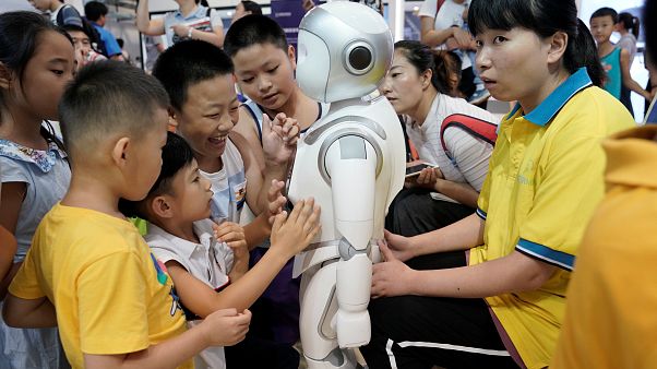 Çin'de anaokulu öğrencilerine hikayeler anlatan eğitimci robot Keeko ders başı yaptı Çin'de anaokulu öğrencilerine hikayeler anlatan eğitimci robot Keeko ders başı yaptı