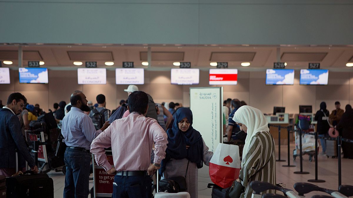 صورة لسعوديين أثناء مغادرتهم لكندا بعد قرار المملكة بعودة مواطنيها
