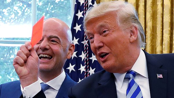 Trump recebe FIFA e mostra cartão vermelho a jornalistas Trump recebe FIFA e mostra cartão vermelho a jornalistas