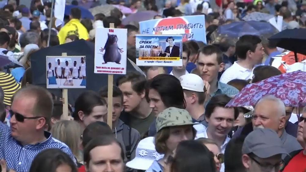 Putin bows to public pressure on pensions
