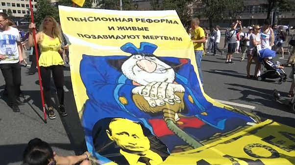 Путин предложил смягчить пенсионную реформу для женщин Путин предложил смягчить пенсионную реформу для женщин