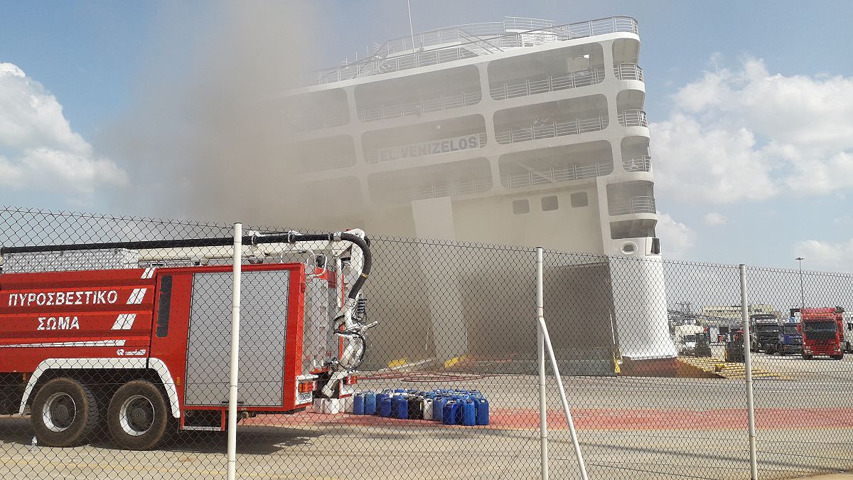 Δύσκολο το έργο κατάσβεσης της φωτιάς στο πλοίο «Ελ. Βενιζέλος»