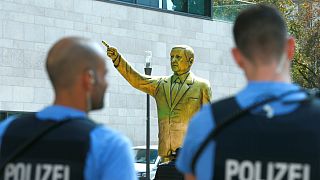 مجسمه اردوغان در آلمان به پایین کشیده شد