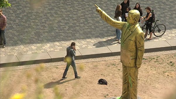 Allemagne : une statue du président turc finalement démontée pour apaiser les esprits Allemagne : une statue du président turc finalement démontée pour apaiser les esprits