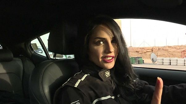 شاهد: سعودية تتحدى الرجال في سباق "الدريفتينغ" شاهد: سعودية تتحدى الرجال في سباق "الدريفتينغ"