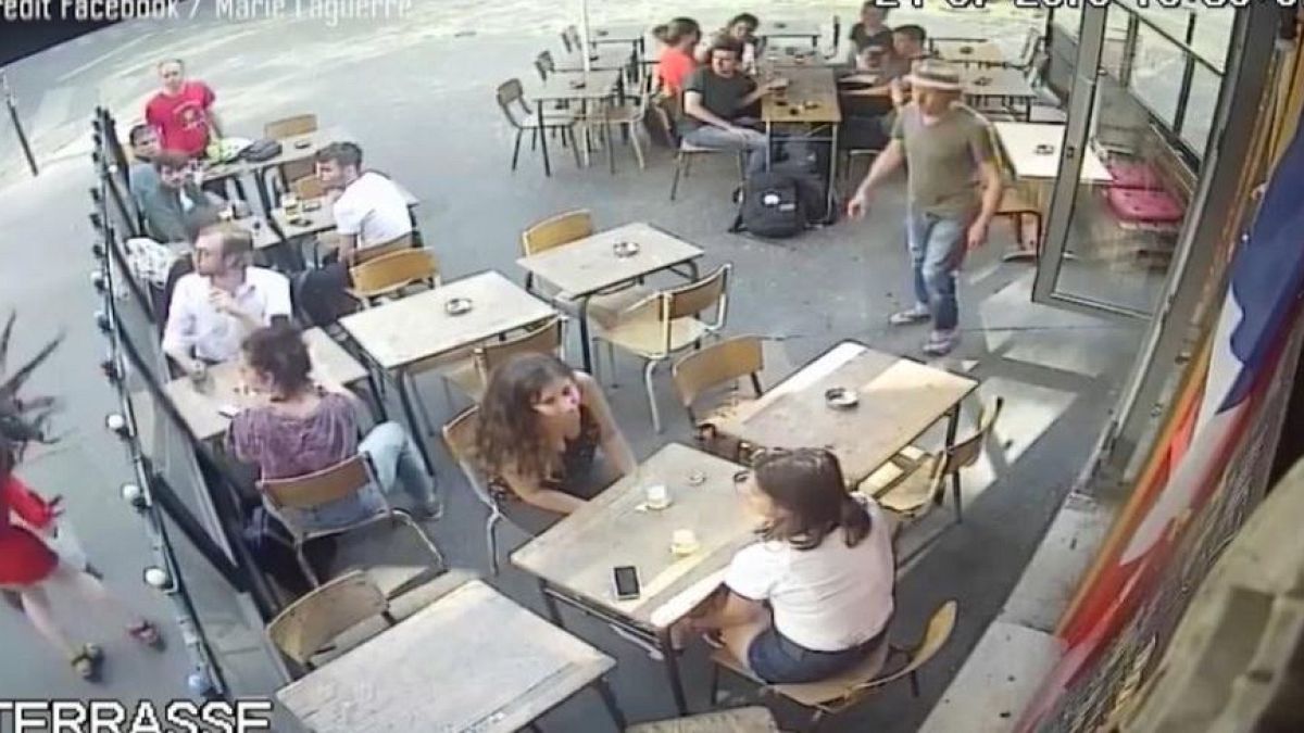 الشرطة الفرنسية تعتقل الشاب الذي صفع فتاة فرنسية في الشارع في تموز الماضي