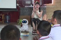 Une institutrice chinoise enseigne avec Keeko le robot