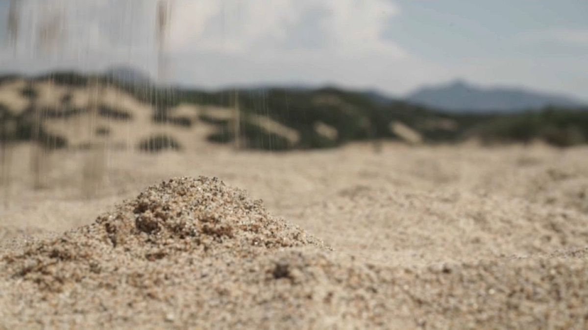 Turistas multados por levarem areia das praias da Sardenha