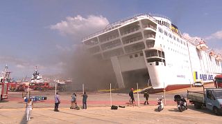 Incêndio em "ferry" no porto de Atenas ainda por extinguir