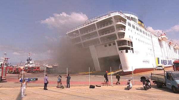 Incêndio em "ferry" no porto de Atenas ainda por extinguir Incêndio em "ferry" no porto de Atenas ainda por extinguir